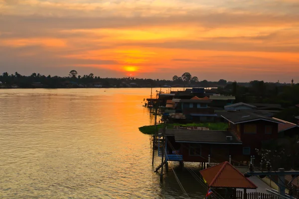 Huis in op de zonsondergang — Stockfoto