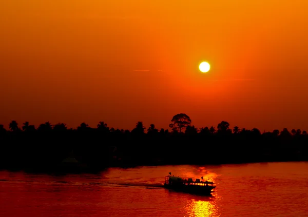 Zonsondergang boven meer — Stockfoto