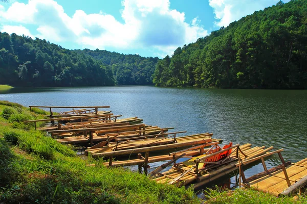 Houten pier op enorme lake — Stockfoto