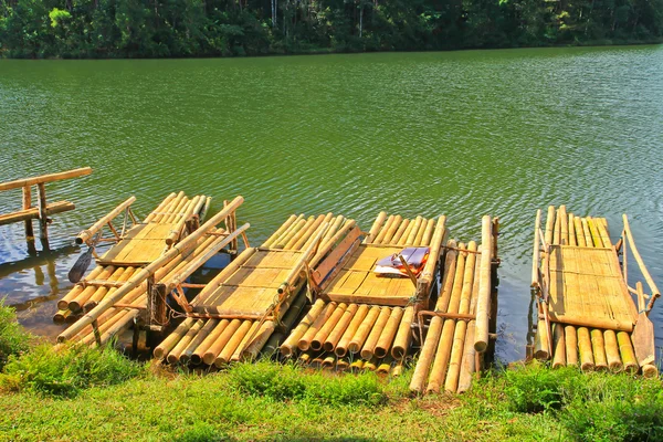 Molo di legno su lago enorme — Foto Stock