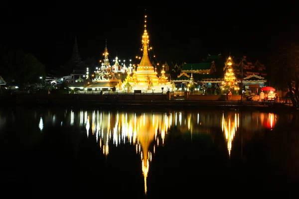 Temple on lake — Stock Photo, Image