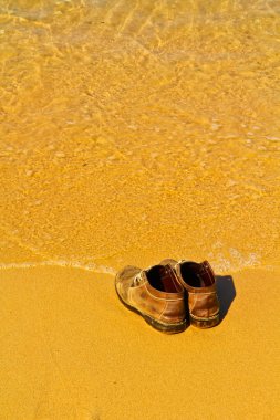 ayakkabılar kumda