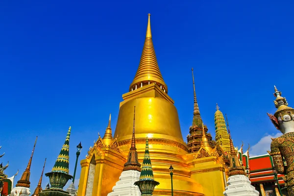 Pagoden i wat phra kaew — Stockfoto