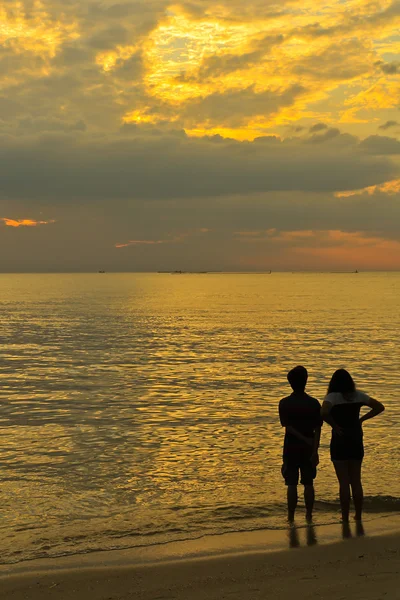 Couple on the beach — Stock Photo, Image