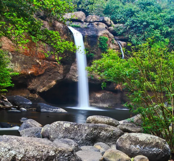 Cachoeira na floresta — Fotografia de Stock