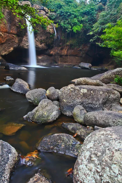 Cachoeira na floresta — Fotografia de Stock