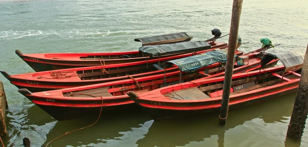 Barco de cauda longa no rio — Fotografia de Stock