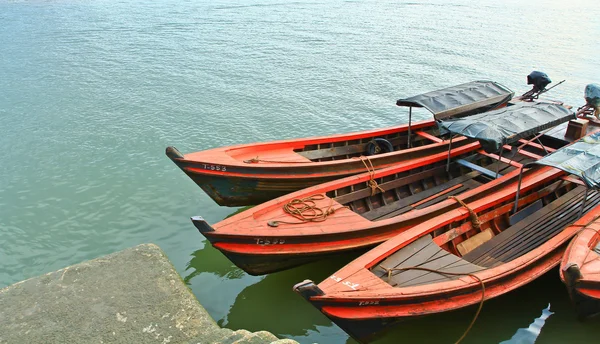 Długosterny łodzi na rzece — Zdjęcie stockowe