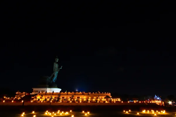 Bouddha debout dans la nuit — Photo