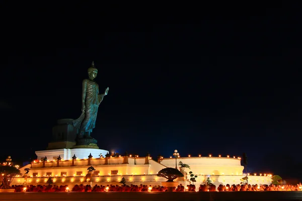 Stehender Buddha in der Nacht — Stockfoto