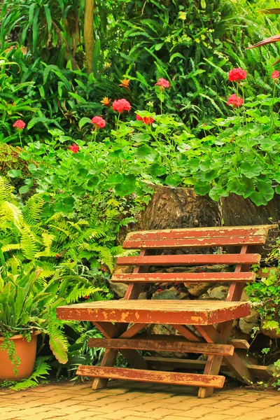 Bahçedeki sandalye.. — Stok fotoğraf