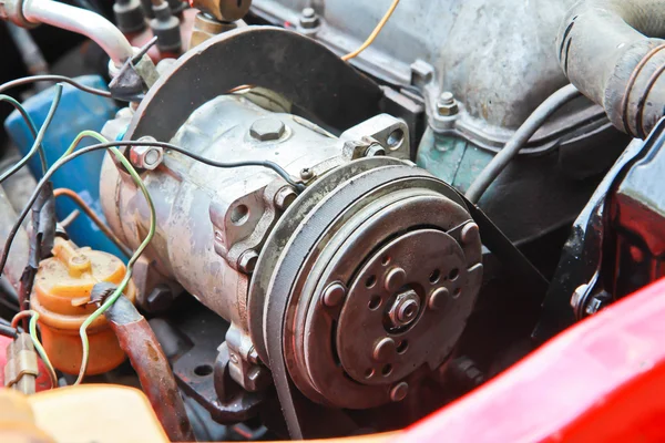 Старий двигун автомобіля — стокове фото