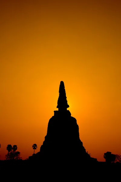 Oude tempel op landelijke zonsondergang — Stockfoto