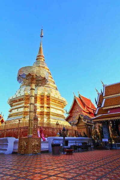 Templo tailandés Wat Doi Suthep —  Fotos de Stock