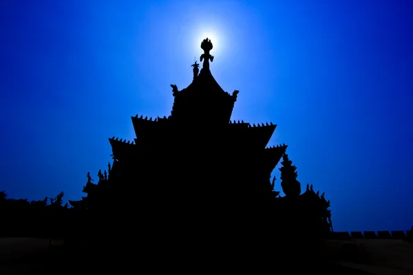 日の出で寺院の木彫り — ストック写真