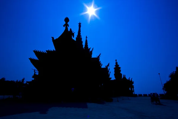 日の出で寺院の木彫り — ストック写真