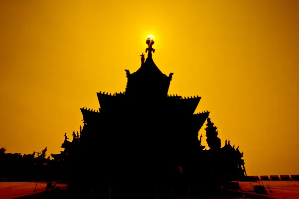 日の出で寺院の木彫り — ストック写真