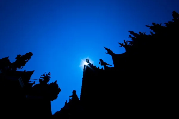 Escultura em madeira do templo ao nascer do sol — Fotografia de Stock