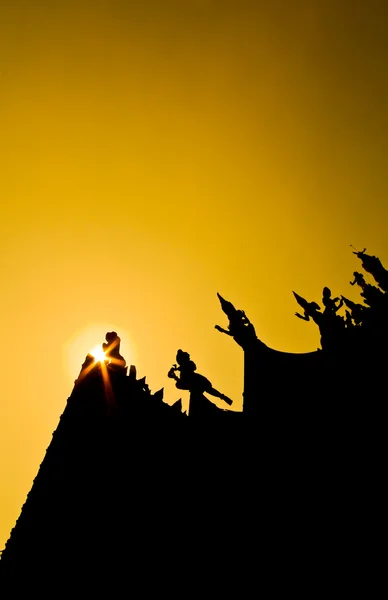 Houtsnijwerk van tempel op zonsopgang — Stockfoto