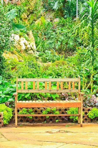 Bahçedeki sandalye.. — Stok fotoğraf