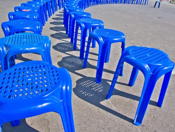 Синий пластиковый стул . — стоковое фото