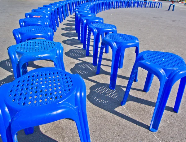 Синий пластиковый стул . — стоковое фото