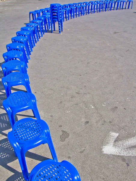 Modré plastové židle. — Stock fotografie