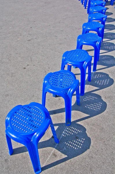 蓝色塑料椅. — 图库照片