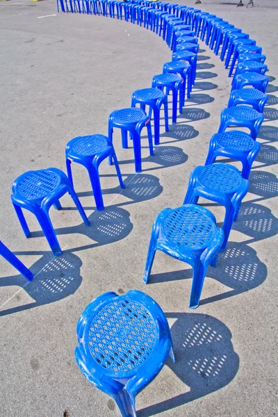 Sedia in plastica blu . — Foto Stock