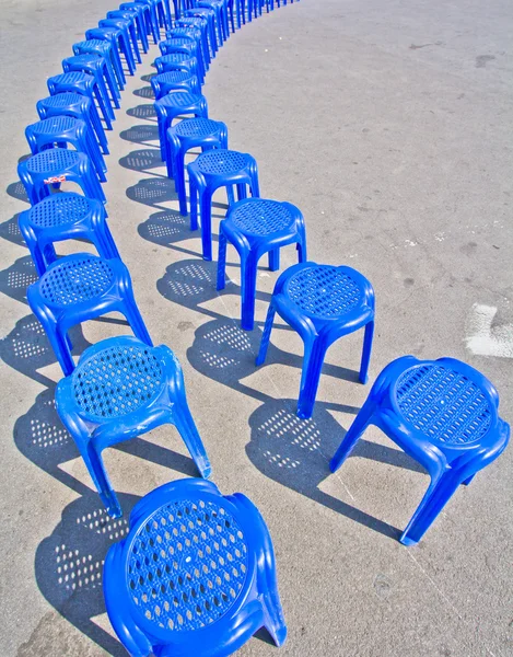 Niebieskie plastikowe krzesło. — Zdjęcie stockowe