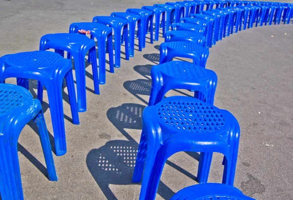 蓝色塑料椅. — 图库照片