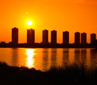 Şehirde günbatımı