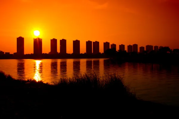 Zonsondergang in de stad — Stockfoto