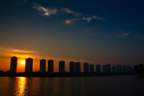 Solnedgång i staden — Stockfoto