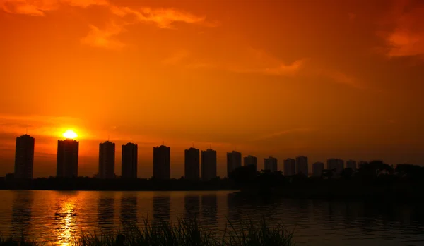 Zonsondergang in de stad — Stockfoto