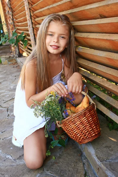 Chica en un vestido blanco con flores silvestres —  Fotos de Stock