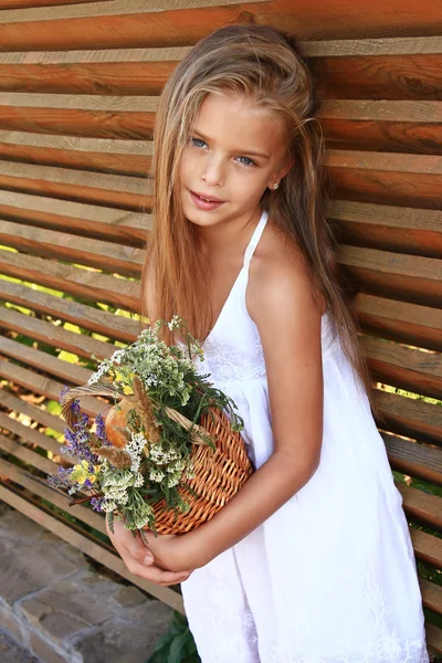 Ragazza in abito bianco con fiori di campo — Foto Stock