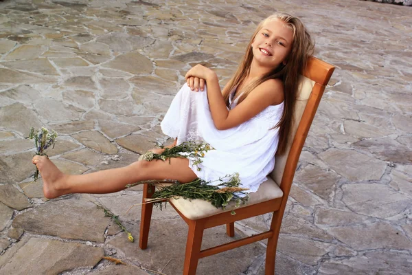Chica en un vestido blanco con flores silvestres —  Fotos de Stock