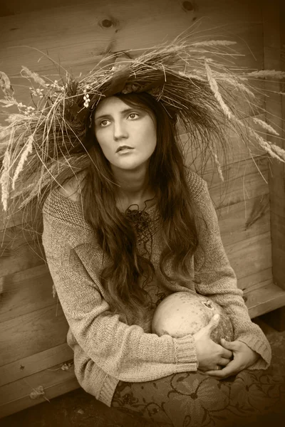 Κορίτσι σε μια φθινόπωρο στεφάνι με κολοκύθα Royalty Free Εικόνες Αρχείου