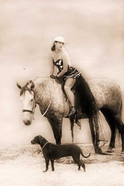 Dívka oblečená jako Amazonky a na koni — Stock fotografie