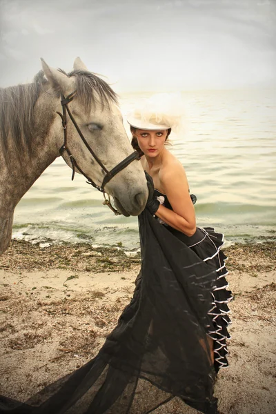 Menina vestida como Amazonas e cavalo — Fotografia de Stock