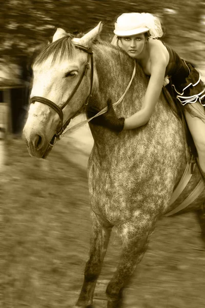 Menina vestida como Amazonas e cavalo — Fotografia de Stock