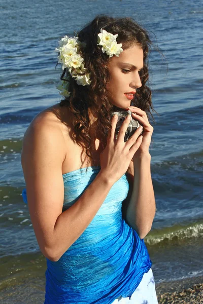 Menina com conchas no fundo do mar — Fotografia de Stock