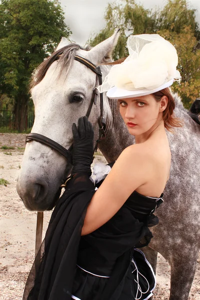 Menina vestida como Amazonas e cavalo — Fotografia de Stock