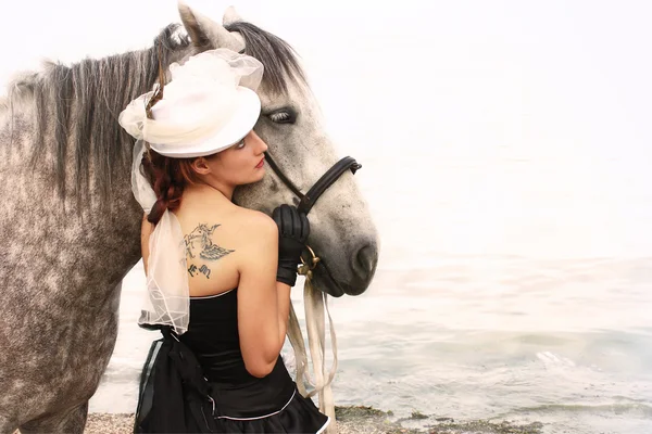 Menina vestida como Amazonas e cavalo — Fotografia de Stock