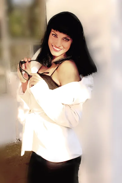 Menina com cabelo preto em um casaco branco — Fotografia de Stock