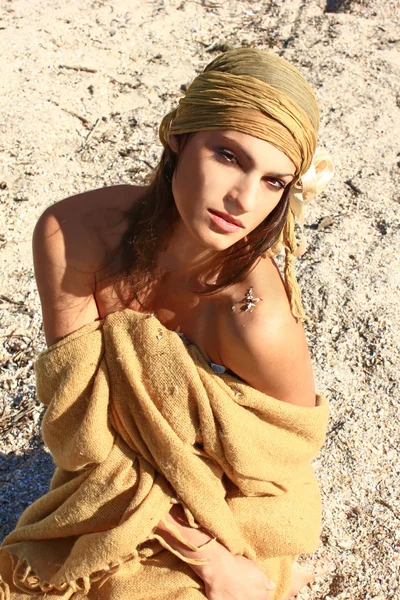 Chica en vestido oriental en la playa — Foto de Stock