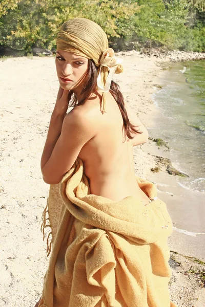Flickan i östra klä på stranden — Stockfoto