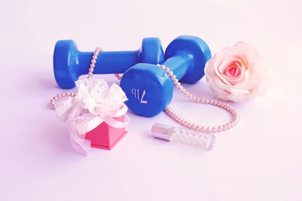 Dumbbell with a rose and a necklace of pearls on a pink background — Stock Image Dumbbell with a rose and a necklace of pearls on a pink background Stock Image