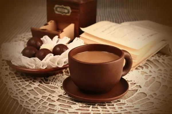 Чашка кави з шоколадом та кавоваркою — стокове фото